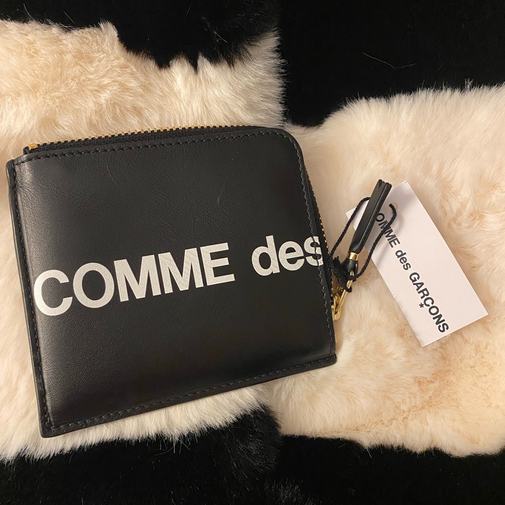 Comme des garçons wallet! black and white with oversized logo